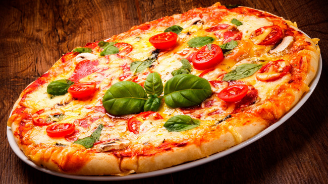 Обои картинки фото еда, пицца, pizza, помидоры, зелень, сыр