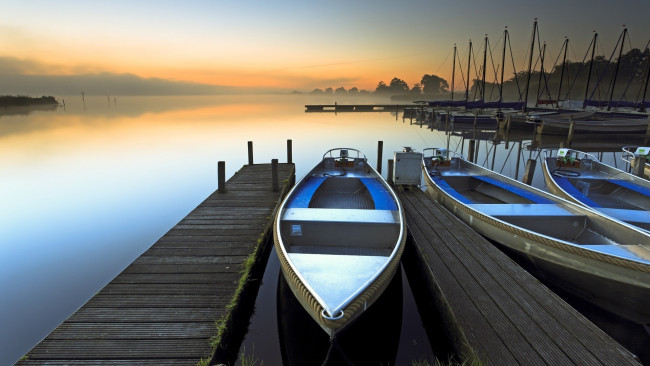 Обои картинки фото корабли, лодки,  шлюпки, утро, пирс, туман