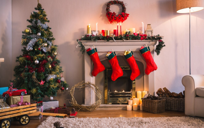Обои картинки фото праздничные, новогодний очаг, камин, украшения, носки, праздник, новый, год, елка, декор