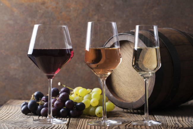 Обои картинки фото вино, еда, напитки,  вино, бокалы, бочка, виноград