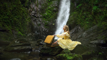 Картинка девушки -+блондинки +светловолосые водопад блондинка чемодан