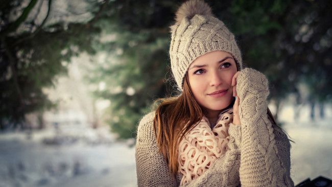 Обои картинки фото девушки, - рыжеволосые и разноцветные, зима, лес, вязаная, шапочка