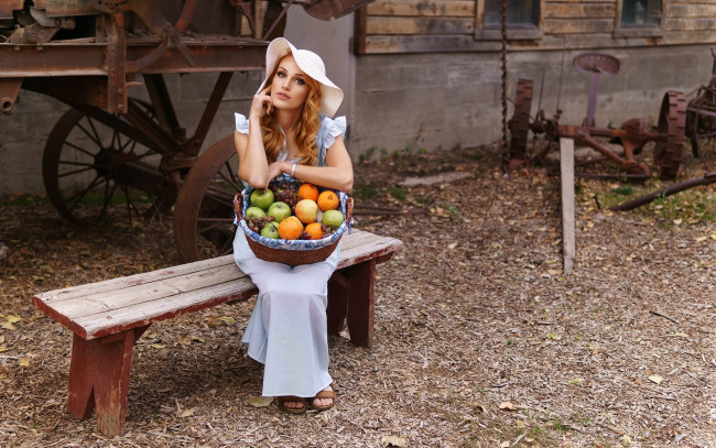 Обои картинки фото девушки, - рыжеволосые и разноцветные, шляпа, корзинка, фрукты