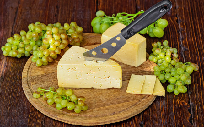 Обои картинки фото еда, сырные изделия, виноград, зеленый, сыр, желтый, нож