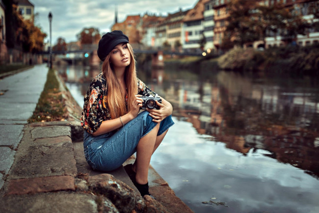 Обои картинки фото девушки, - рыжеволосые и разноцветные, река, набережная, фотокамера, meline, borrajo