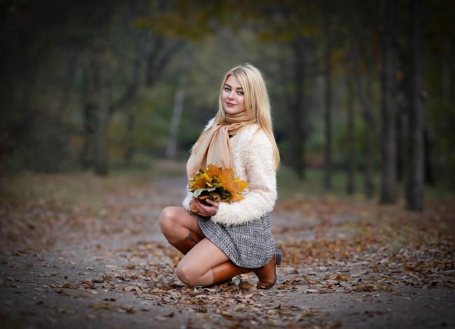 Обои картинки фото девушки, - блондинки,  светловолосые, осень, блондинка, лес