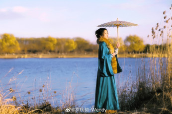 Картинка wendy+luo luo+qiu+yun девушки -+азиатки костюм зонт озеро