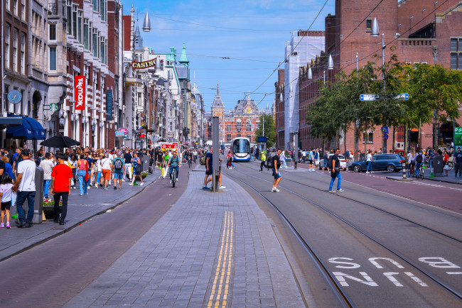 Обои картинки фото города, амстердам , нидерланды, улица, трамвай, прохожие