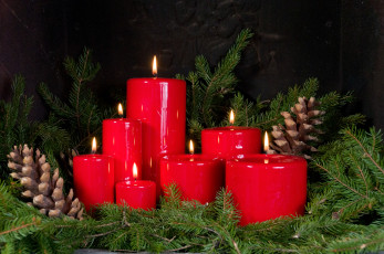 Картинка праздничные новогодние свечи шишки хвоя пламя
