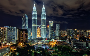 обоя kuala, lumpur, города, куала, лумпур, малайзия, тучи, огни, ночь, город, небоскребы