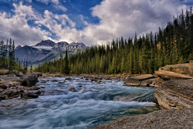 Обои картинки фото mistaya, river, alberta, canada, природа, реки, озера, лес, камни, пейзаж, река, канада, деревья, горы