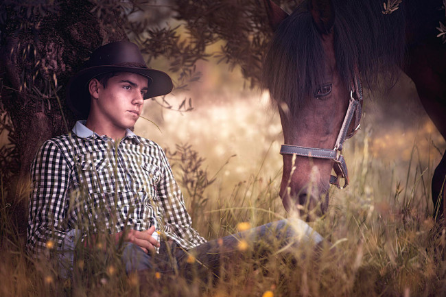 Обои картинки фото мужчины, - unsort, парень, лошадь, дерево, отдых