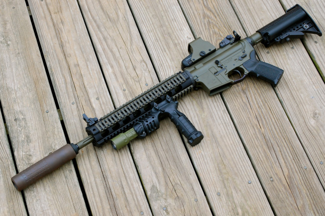 Обои картинки фото оружие, винтовки с прицеломприцелы, stag-15, доски, автомат, штурмовая, винтовка