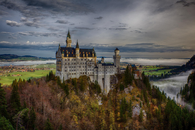 Обои картинки фото города, замок нойшванштайн , германия, бавария, замок, нойшванштайн, germany, neuschwanstein, castle, скала, bavaria, лес, осень
