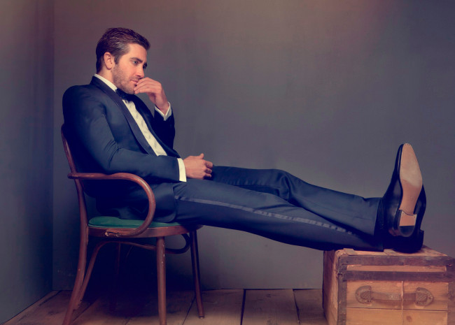 Обои картинки фото jake gyllenhaal, мужчины, стул, взгляд