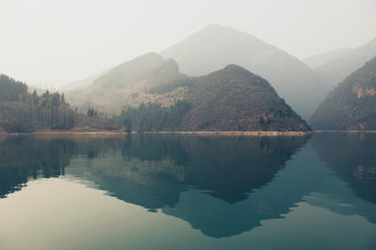 Картинка природа реки озера дымка холмы горы вода отражение