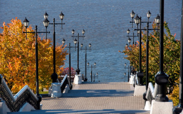 Картинка города -+улицы +площади +набережные фонари лестница ступени море осень деревья