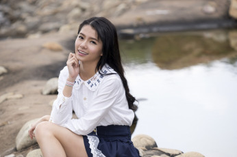 Картинка девушки -+азиатки пруд азиатка блуза юбка поза улыбка