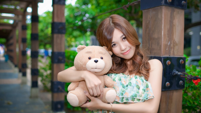 Обои картинки фото девушки, - азиатки, азиатка, плюшевый, медведь, игрушка