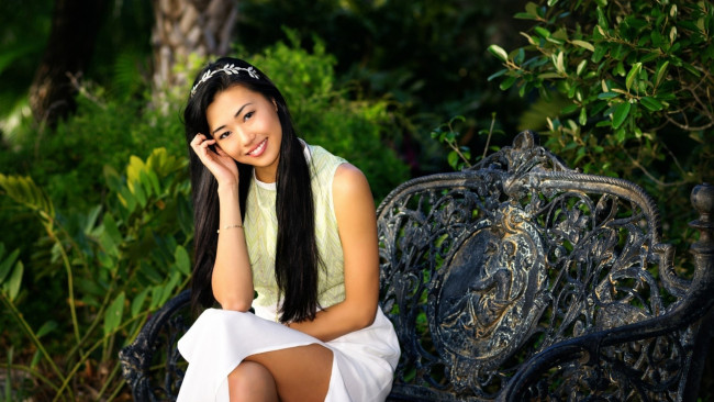 Обои картинки фото девушки, - азиатки, кресло, азиатка, сад, украшение, улыбка, поза