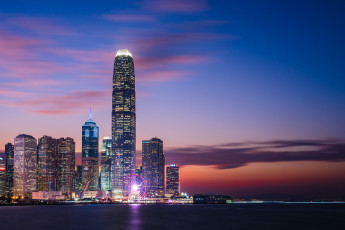 Картинка города гонконг+ китай гонконг закат торговый центр ifc сумерки горизонт небоскребы гавань виктория