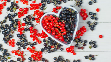 Картинка еда фрукты +ягоды ягоды сердце черная россыпь красная смородина