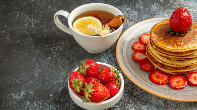 Обои картинки фото еда, блины,  оладьи, ягоды, стол, чай, клубника, тарелка, чаепитие, кружка, чашка