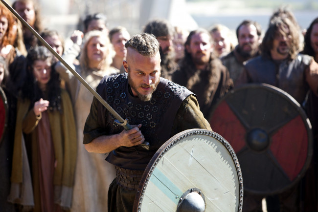 Обои картинки фото кино фильмы, vikings , 2013,  сериал, vikings, сериал, схватка, воин, викинг