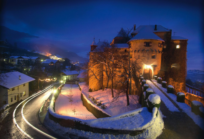 Обои картинки фото замок schenna италия, города, - дворцы,  замки,  крепости, дорога, огни, зима, снег, ночь, италия, schenna, замок