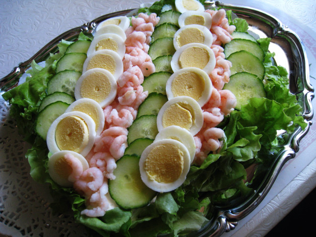 Обои картинки фото еда, салаты,  закуски, салат, креветки, яйца, огурцы