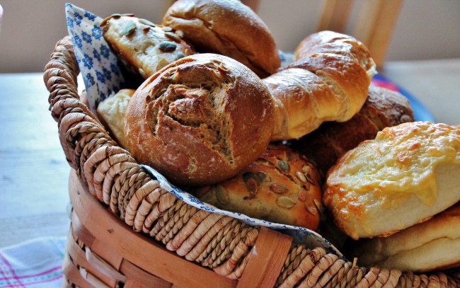Обои картинки фото еда, хлеб,  выпечка, корзинка, булочки