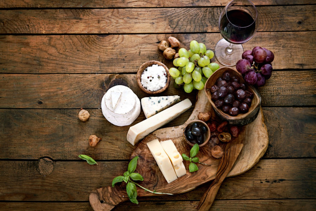 Обои картинки фото еда, разное, сыр, маслины, виноград, вино, базилик