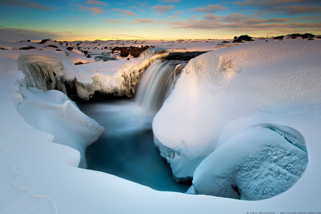 Обои картинки фото природа, водопады, река, снег, зима, утро, лед, ущелье