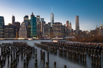Картинка города нью-йорк+ сша здания чайки река птицы огни нижний манхэттен город ист-ривер нью-йорк опоры небоскребы