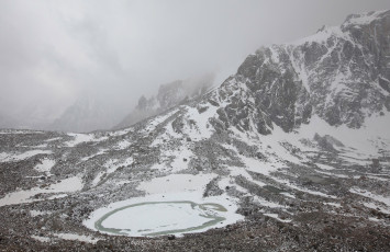 Картинка тибет +озеро+гаури-кунд природа реки озера паломничество скалы горы снег буря кайлас озеро