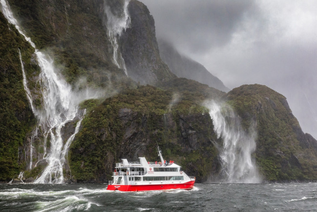 Обои картинки фото корабли, теплоходы, new, zealand, фьорд, горы, водопады, корабль