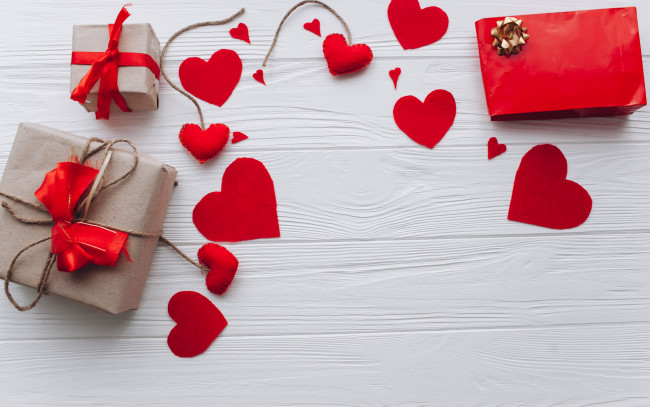 Обои картинки фото праздничные, день святого валентина,  сердечки,  любовь, сердце, подарок, любовь, valentine's, day, romantic, wood, heart, love, red, сердечки