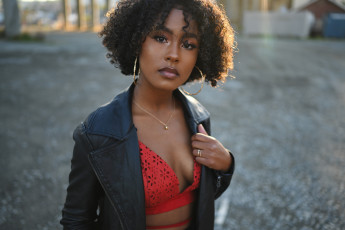 Картинка девушки -unsort+ темнокожие красный макияж смуглая чернокожая темнокожая модель причёска красотка взгляд брюнетка девушка nailah+blackman