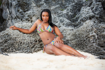 Картинка sherri+scott девушки чернокожая взгляд темнокожая купальник поза песок мулатка брюнетка модель девушка sherri scott пляж