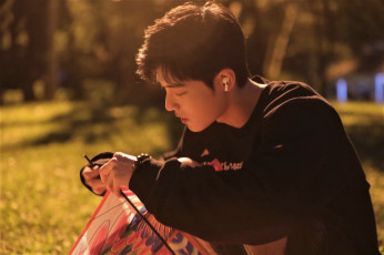 Картинка мужчины xiao+zhan актер наушники толстовка воздушный змей