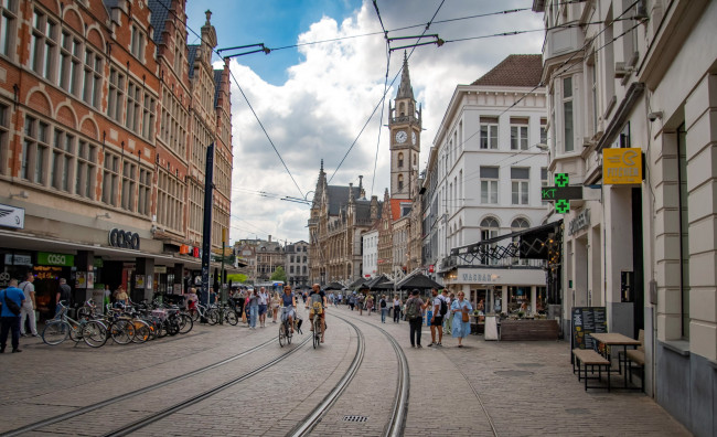 Обои картинки фото города, гент , бельгия, улица, башня, часы, велосипеды