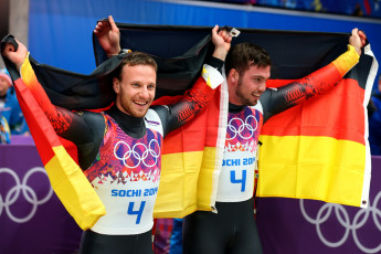 Картинка спорт другое призеры спортсмены сочи олимпиада радость немцы саночники флаг