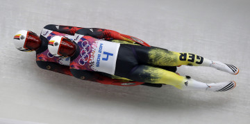 Картинка спорт другое олимпиада сани саночники спортсмены сочи немцы двойка скорость лед