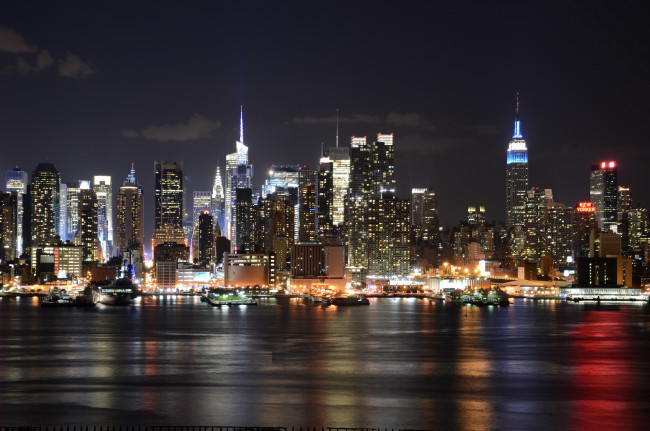Обои картинки фото города, нью-йорк , сша, ночь, высотки, здания, сияние, небо, вода, огни, облака