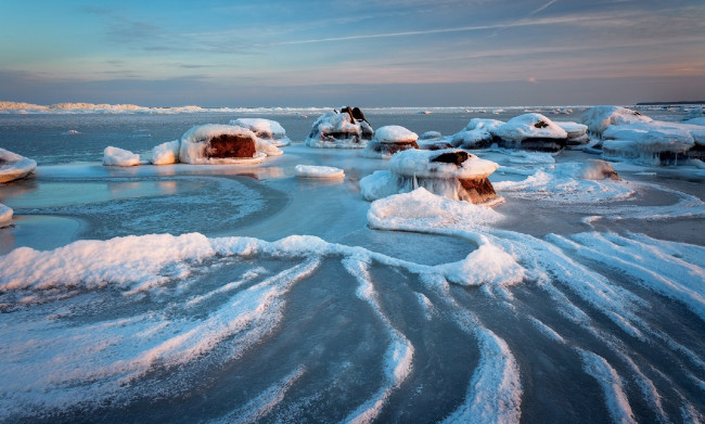 Обои картинки фото природа, побережье, застывшее, море, лед, камни, снег, горизонт, aivars