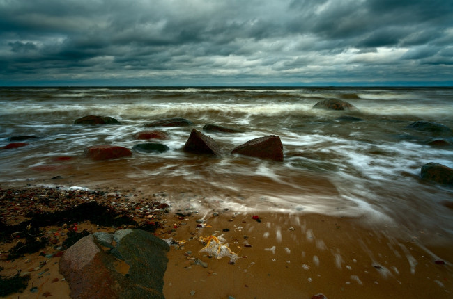Обои картинки фото природа, побережье, море, небо, облака, камни, галька, прибой, by, aivars