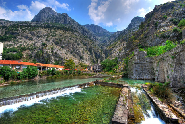 Обои картинки фото города, - пейзажи, Черногория, kotor, горы, стена, ручей, скалы
