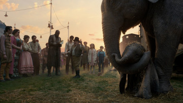 обоя dumbo , 2019, кино фильмы, dumbo, тим, бертон, фэнтези, колин, фаррелл, ева, грин, кадры, из, фильма