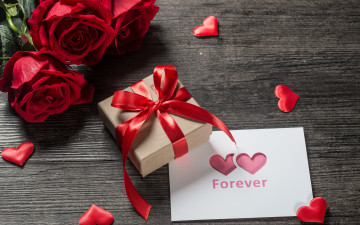 Картинка праздничные подарки+и+коробочки красные сердце розы подарок букет