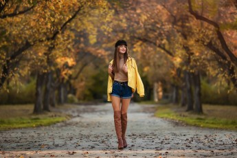 Картинка девушки -+блондинки +светловолосые девушка красотка сапоги замша куртка жёлтый модель улица парк осень светловолосая стройная сексуальная листва деревья дорога кепка улыбка